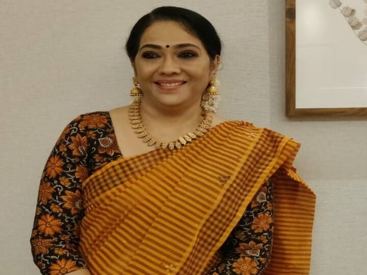 தசரதம் படத்திற்காக மலையாளத்தில் சிறந்த நடிகைக்கான பிலிம்பேர் விருதை வென்றார்
