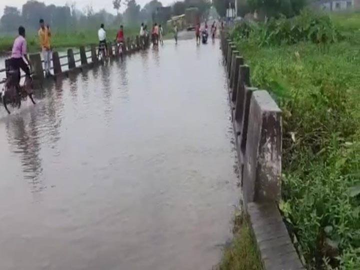 Gonda Flood: घाघरा का जलस्तर बढ़ने से बिगड़े हालात, पुल के ऊपर आया पानी, इलाके में दहशत Water Level of Gaghra increases, flood situation become dangerous in Gonda ann Gonda Flood: घाघरा का जलस्तर बढ़ने से बिगड़े हालात, पुल के ऊपर आया पानी, इलाके में दहशत
