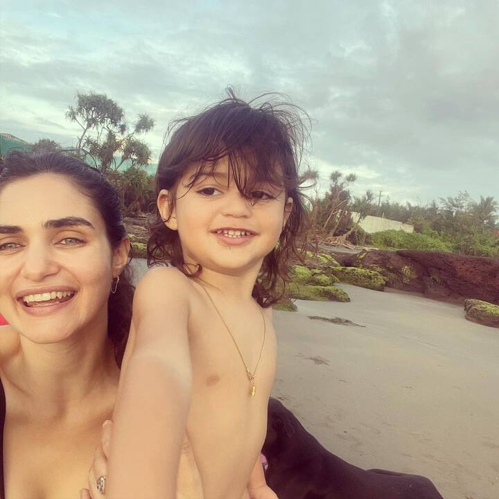 गॅब्रिएलाने अगोदर वॅकेशनचा अगोदर एक व्हिडीओ शेअर केला होता. त्यामध्ये पावसात भिजण्याचा आनंद घेत आहे. (photo courtesy: @gabriellademetriades Instagram)