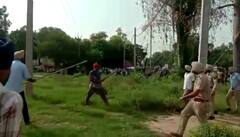 ਆਟੋ ਚਾਲਕ ਨੇ ਪਾਈਆਂ ਸਭ ਨੂੰ ਭਾਜੜਾਂ, ਕੁਹਾੜੀ ਲੈ ਹੋ ਗਿਆ ਪੁਲਿਸ ਦੁਆਲੇ, ਤਿੰਨ ਲੋਕਾਂ ਨੂੰ ਕੀਤਾ ਜ਼ਖਮੀ