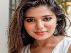 Actress Aathimka pics | அடியே சக்கரகட்டி.. நெஞ்சுகுள்ள ஸ்டிக்கர ஒட்டி.. - ஆத்மிகா போட்டோஷூட்