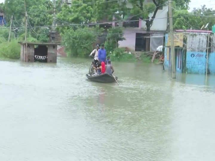 Flood in UP: पूर्वी यूपी में बाढ़ और बारिश से परेशान लोग, खतरे के निशान से ऊपर कई नदियां