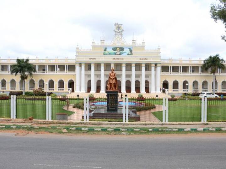 University of Mysore imposes restrictions on women for crimes committed by men பாலியல் வன்கொடுமை விவகாரம்: மாணவிகளுக்கு கட்டுப்பாடு விதித்த மைசூர் பல்கலைக்கு கடும் எதிர்ப்பு!