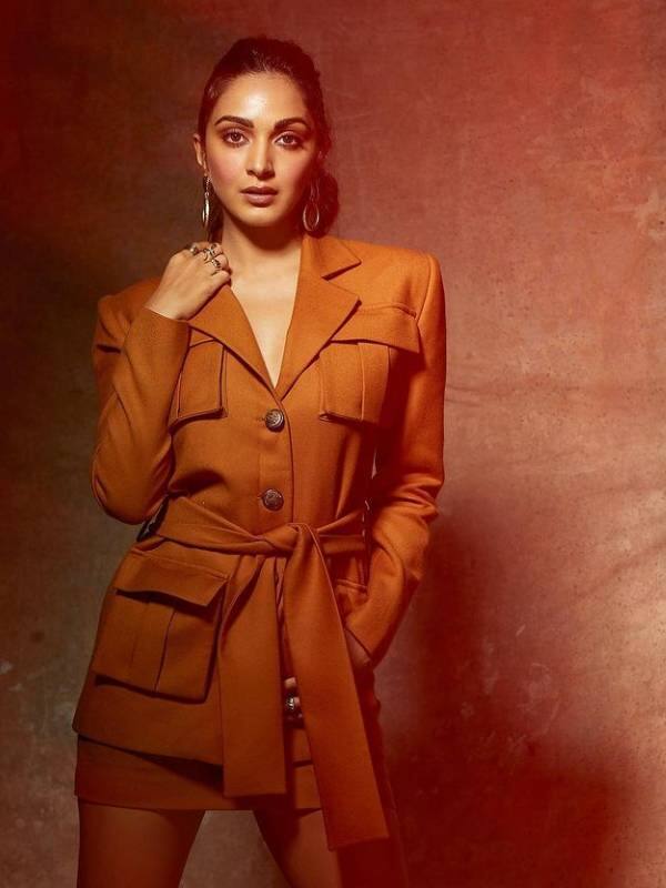कियारा आडवाणी का एक आलीशान घर हैं, जोकि काफी मॉडर्न है. कियारा ये घर मुंबई के महालक्ष्मी टावर के प्लैनेट गोदरेज में है.