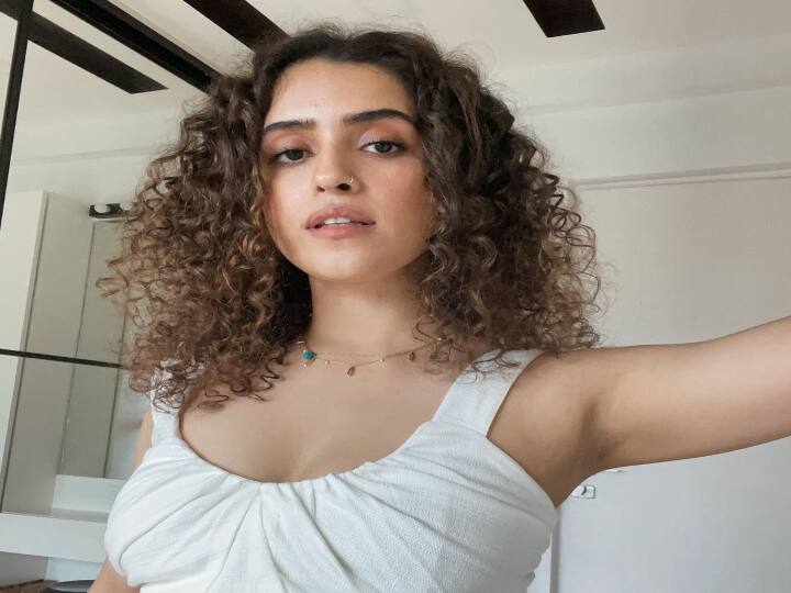 தேர்ந்தெடுத்து படங்களில் நடித்து வருகிறார் சன்யா