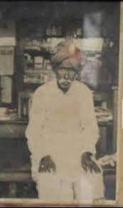 लोकसंत अशी ओळख असलेले बाळूमामा यांच्या भक्तात सध्या चांगलाच बेबनाव सुरु झाला असून बाळूमामांच्या नावावर काही मंडळी पैसे गोळा करीत असल्याने त्यांच्या निषेधाचा ठराव बाळूमामांचे समाधिस्थान असलेल्या कोल्हापूर जिल्ह्यातील अदमापूर या गावाने केला आहे. बाळूमामा यांच्या जीवनावरील  मालिका सध्या टीव्हीवर जोरात सुरु असल्याने बाळूमामा यांच्याबाबत मोठी उत्सुकता सर्वसामान्य भक्तांमध्ये निर्माण होत आहे. (photo courtesy : www.balumamamandir.org)