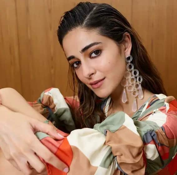 লং ইয়ারিংসে লুক সম্পূর্ণ করেন তিনি।