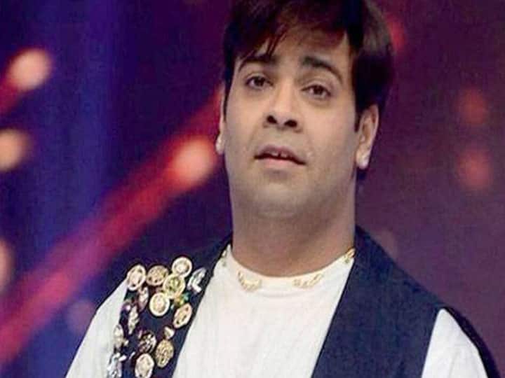 KBC 13 की शुरुआत इसी सोमवार 23 अगस्त से हुई है. ये शो टेलीविजन पर सफल रहा है. इस सीजन को शुरुआत में ही कंटेस्टेंट हिमानी बुंदेला के रूप में अपना पहला करोड़पति मिल चुका है. अपनी भारी जीत के बारे में बात करते हुए, उन्होंने कहा था कि, ‘जब मैंने बिग बी की आवाज सुनी तो मैं दंग रह गई और उन्होंने कहा कि मैंने 1 करोड़ रुपये जीते हैं. मैं पूरी तरह से खाली हो गई. मैंने बस अपने दोनों हाथ उठाए और इस पल का जश्न मनाया.’