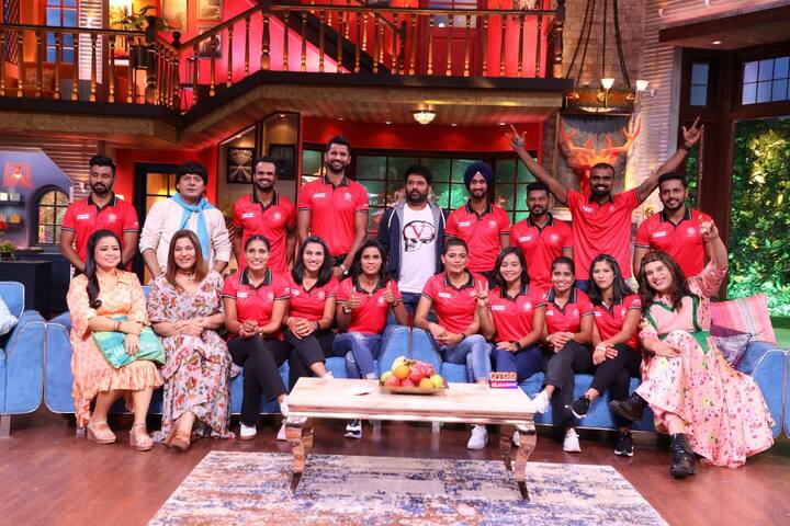 Indian Hockey player Harmanpreet Singh, who enacted a scene from Sunny Deol starrer ‘Ghatak’, managed to impress the studio audience with his acting skills. The Indian men and women’s hockey team played antakshari on the sets of ‘The Kapil Sharma Show’. (All PICS Credit: PR Images)