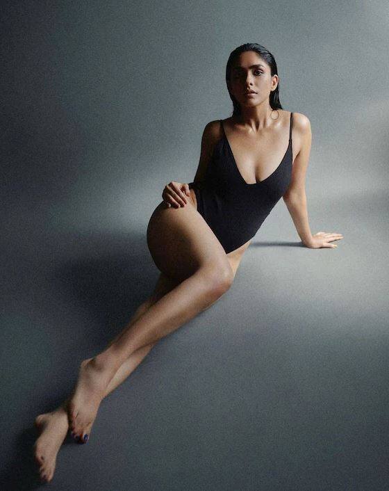 ਬਾਲੀਵੁੱਡ ਅਦਾਕਾਰਾ ਮ੍ਰਣਾਲ ਠਾਕੁਰ ਨੇ ਆਪਣੀਆਂ ਹੌਟ ਅਤੇ ਗਲੈਮਰਸ ਤਸਵੀਰਾਂ ਸ਼ੇਅਰ ਕਰਕੇ ਸੋਸ਼ਲ ਮੀਡੀਆ 'ਤੇ ਅੱਗ ਲਗਾ ਦਿੱਤੀ ਹੈ।