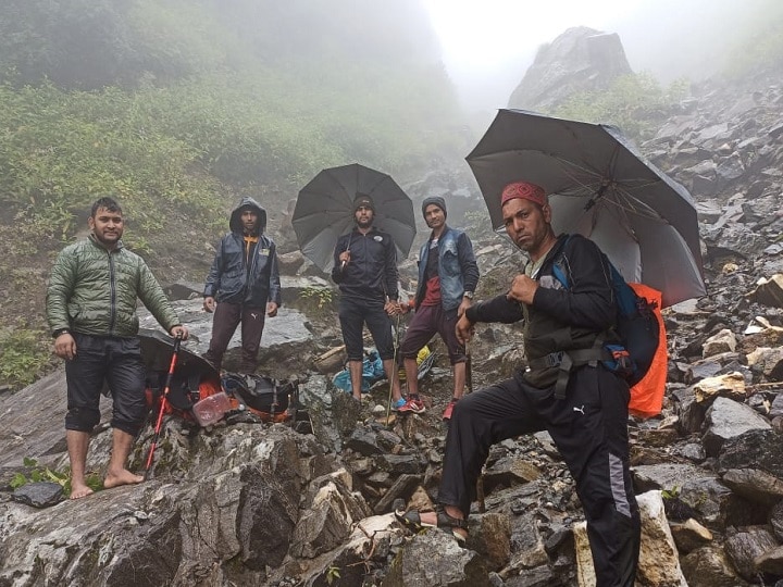 Chardham Yatra 2021: चारधाम यात्रा बंद होने से पर्यटन स्थलों की यात्रा कर रहे सैलानी, प्रकृति का ले रहे हैं आनंद