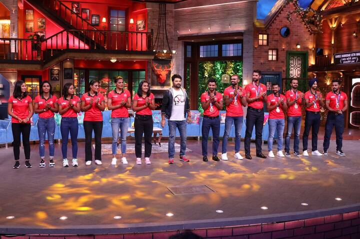 Indian Women's Hockey team members including Captain Rani Rampal, Gurjit Kaur, Neha Goyal, Sushila Chanu and Navneet had a blast on the sets of the show. The men's team including skipper Manpreet Singh PR Sreejesh, Rupinder Pal Singh, Birendra Lakra, Lalit Kumar Upadhyay, Mandeep Singh and Harmanpreet Singh also joined them.
