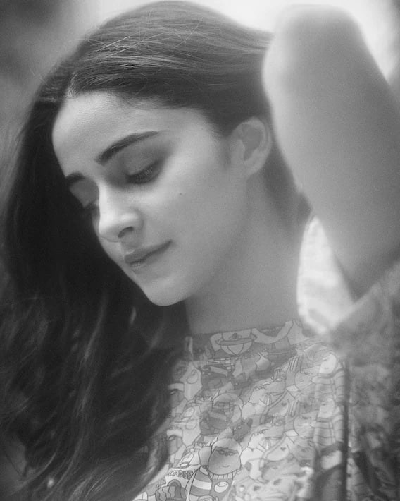 ইনস্টাগ্রামে ফের কিছু ছবি শেয়ার করেছেন অনন্যা। সাদা-কালো ছবি শেয়ার করেছেন অনন্যা।টি-শার্ট পরে দেখা গিয়েছে তাঁকে।