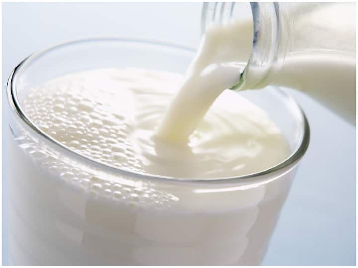 Kitchen Hacks: नकली दूध (Fake Milk) से हो सकता है आपकी सेहत को नुकसान, ऐसे करें पहचान