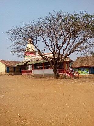 आता याच अदमापूरच्या सद्गुरू श्री बाळूमामा देवस्थान असलेल्या अदमापूर ग्रामपंचायतीने बाळूमामांच्या नावाने भक्तांना लुट करणाऱ्यांच्या निषेधाचा ठराव केल्याने खळबळ उडाली आहे. पंढरीचा पांडुरंग हे बाळूमामांचे आराध्य दैवत आणि याच ठिकाणी अदमापूर संस्थांच्या वतीने नवीन मठाचे उद्घाटन सोहळा पार पडला. याठिकाणी देवस्थानाचे कार्याध्यक्ष राजाराम मुदगल यांनी मामांच्या नावाने अनेकजण मेंढ्या आणि पालख्या नेट असल्याचा दावा करीत अशा लोकांच्या बाबतीत आता संस्थान गांभीर्याने कारवाईचा विचार करीत असल्याचे सांगितले. बाळूमामा देवस्थानकडे 20 ते 22 हजार मेंढ्या असून 16 खांडव्यात या राज्यभर फिरत असतात.  कोणत्याही कामासाठी भक्तांकडून पैसे घेण्यास बाळूमामांचा विरोध होता त्यामुळे भक्तांकडून पैसे घेऊन फसवणूक करणे चुकीचे असल्याचे मुदगल सांगतात . तर अदमापूर गावाचे सरपंच यांनी करमाळा तालुक्यातील उंदरागाव येथील मनोहरमामा भोसले यांचेवर थेट आरोप केले आहेत . (photo courtesy : www.balumamamandir.org)