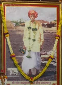 बाळूमामांच्या अंगाखांद्यावर खेळलेले 80 वर्षाचे भिकाजी शिनगारे यांनीही बाळूमामांच्या नावाने पैसे गोळा केल्यास मामा त्याच्या घरादारावर खराटा फिरवत असा इशारा दिला.  अदमापूर देवस्थान आणि ग्रामस्थ यांनी ज्यांच्यावर थेट आरोप केले ते मनोहरमामा भोसले यांनी मात्र हे सर्व आरोप फेटाळून लावत ना मी बाळूमामा यांचा वंशज आहे ना मी त्यांचा शिष्य आहे, मी तर त्यांचा भक्त असून त्यांच्या विचाराचा प्रसार करीत असल्याचे सांगितले आहे. (photo courtesy : www.balumamamandir.org)