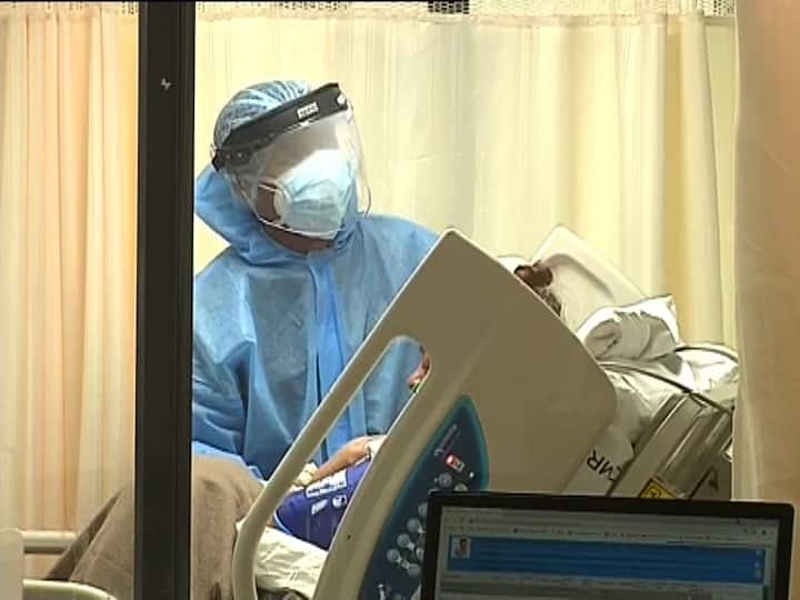 চিকিত্সকরা বলছেন, তৃতীয় ঢেউ থেকে বাঁচতে পারি আমরা দুইভাবে। প্রথমত যদি হার্ড ইমিউনিটি তৈরি হয়, অথবা যদি দেশের মোট জনসংখ্যার বেশিরভাগ মানুষ ভ্যাকসিন পেয়ে যান।