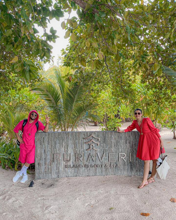 गौहर खान और ज़ैद दरबार का ये ट्रिप इसलिए खास है क्योंकि ये कपल यहां के सबसे महंगे विला में से एक में अपने 'मी टाइम' का आनंद ले रहे हैं. जी हां आपने बिल्कुल सही सुना, गौहर और ज़ैद फुरवेरी द्वीप के शानदार ओशन विला में रह रहे हैं.