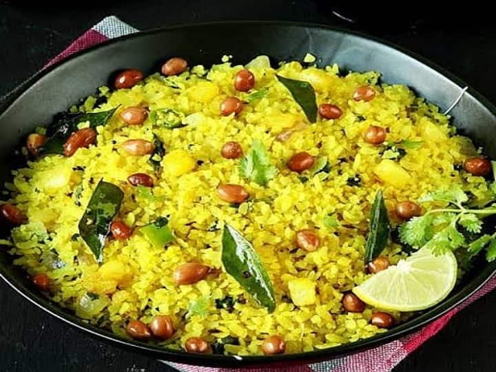 Know about the easy breakfast recipe of Indori Poha cooked in 10 minutes Indori Poha Recipe: सुबह नाश्ते में बनाए इंदौरी पोहा, यहां जानें इसकी आसान रेसिपी