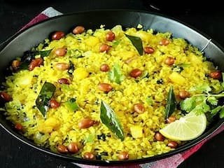 Weight Loss Tips : काय म्हणता? पोहे खाल्ल्याने वजन कमी होऊ शकतं! 