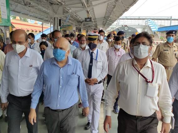 President Ayodhya Visit: केंद्रीय रेलवे बोर्ड के चेयरमैन ने किया रेलवे स्टेशन का निरीक्षण, तैयारियों का लिया जायजा President Ayodhya Visit: केंद्रीय रेलवे बोर्ड के चेयरमैन ने किया रेलवे स्टेशन का निरीक्षण, तैयारियों का लिया जायजा
