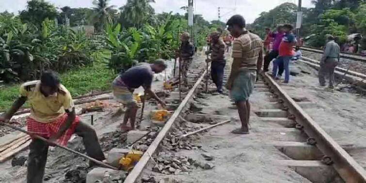 Sealdah-Bangaon branch Railline collapses between Guma and Ashoknagar road stations of শিয়ালদা-বনগাঁ শাখার গুমা ও অশোকনগর রোড স্টেশনের মাঝে রেললাইনে ধস