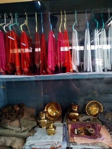 अतिशय आलिशान गाड्यातून बडी मंडळी उंदरगावात अमावास्येला पोहोचत असल्याने अदमापूर सोबत मनोहरमामा यांच्याकडेही गर्दी वाढू लागली आहे. कोणताही गंडादोरा , नारळ , नवस असला प्रकार नसलेल्या मनोहरमामा यांच्या मठात यामुळेच पुणे, मुंबई भागात या मठाची चर्चा वाढू लागली आहे. मी नाशिक विद्यापीठातून ज्योतिषाचार्य ही पदवी घेतली आहे. मी जे सांगतो , बोलतो त्याची प्रचिती राजकीय , कला , क्रीडा यासह सर्वच क्षेत्रातील मंडळींना येत असल्याने त्यांची गर्दी वाढू लागल्याचे मनोहरमामा सांगतात.(photo courtesy : www.balumamamandir.org)