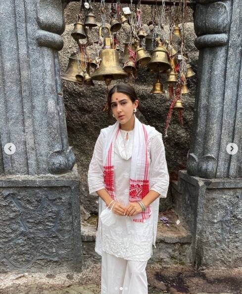 কিছুদিন আগে কামাখ্যা মন্দিরে পুজো দিতে গিয়েছিলেন সারা। ছবি সৌজন্যে ইনস্টাগ্রাম/https://www.instagram.com/saraalikhan95/