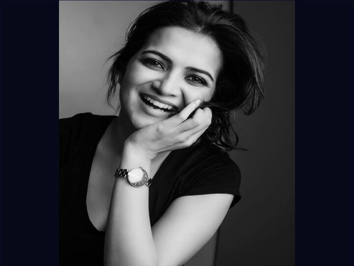 கிட்டார் கம்பி மேலே நின்று கீச்சும் கிளியானாய்..