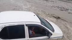 Rishikesh में नदी के बीचों बीच फंसी कार, कड़ी मशक्कत के बाद हुआ रेस्क्यू