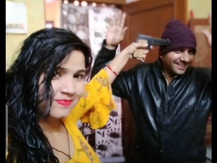 Uttar Pradesh News: in baghpat, a photo of couple with pistol gets viral, police starts investigation ANN