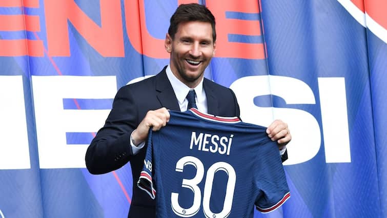 Lionel Messi prepares for first appearance for Paris Saint-Germain psg debut Lionel Messi PSG: আজই  কি পিএসজির জার্সিতে অভিষেক মেসির