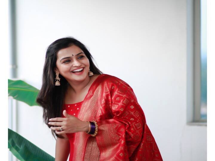 கனவுகள் அனைத்தும் உன் போல் இல்லை புதியதாய் இருக்குது எனக்கும்