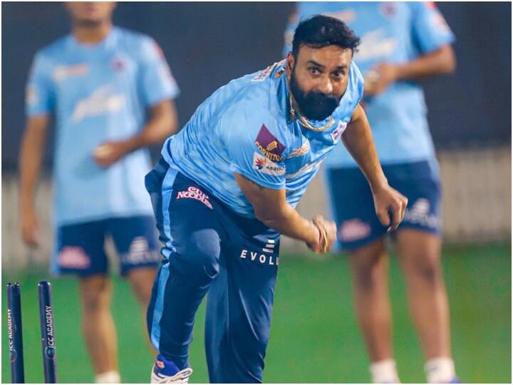 दिल्ली कैपिटल्स के अन्य खिलाड़ी जैसे अमित मिश्रा, ललित यादव, लुकमान मेरिवाला, रिपल पटेल, विष्णु विनोद, प्रवीण दुबे और सिद्धार्थ मनिमारन भी अभ्यास करते नजर आए. (फोटो दिल्ली कैपिटल्स ट्विटर)