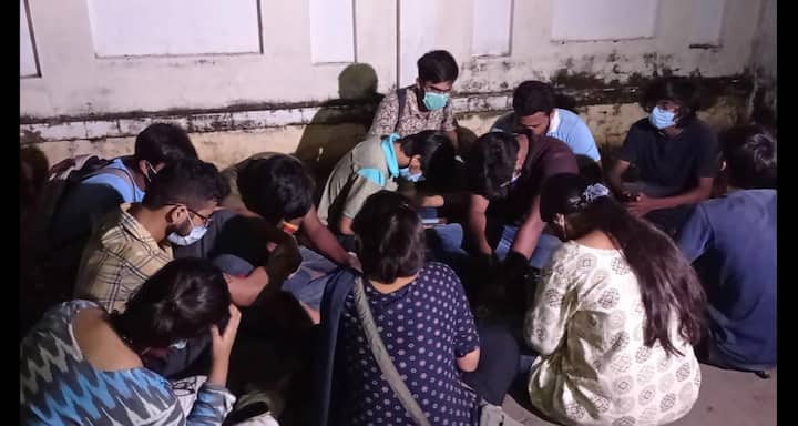 ২ দিন কেটে গেলেও বিশ্বভারতীতে অব্যাহত অচলাবস্থা। উপাচার্য বিদ্যুৎ চক্রবর্তীর বাড়ির সামনে লাগাতার ধর্না-অবস্থান করছেন পড়ুয়ারা।