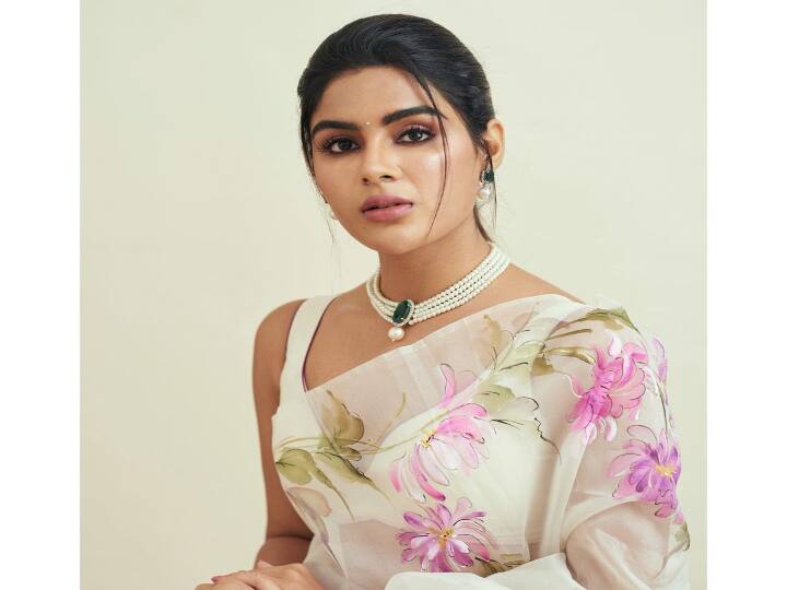 அந்திச் சூரியனும் ஊரில் சாய மேகம் வந்து கச்சை ஆக காமன் தங்கும் மோகப் பூவில் முத்தக் கும்மாளம்