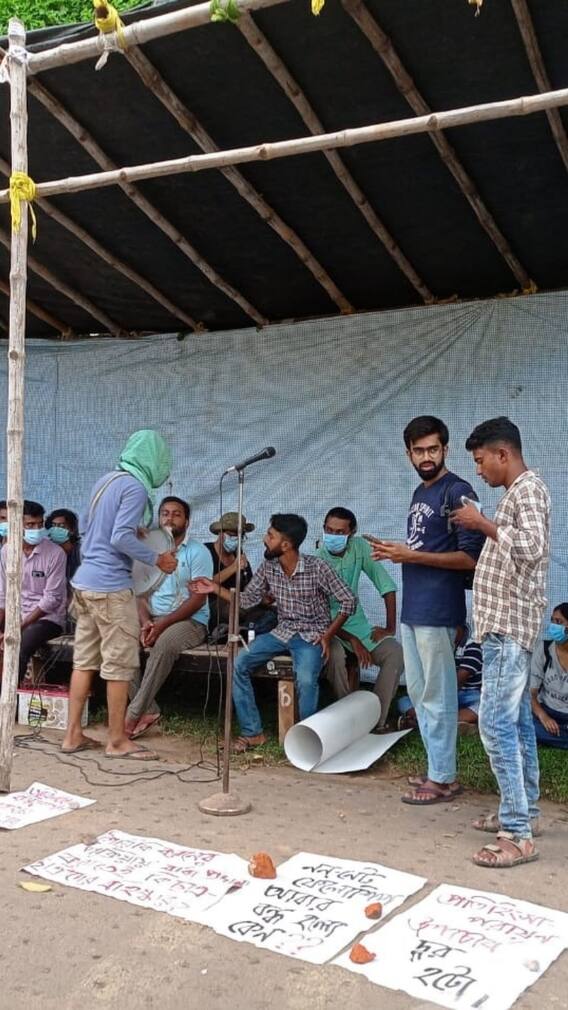 বিশ্বভারতীতে অব্যাহত অচলাবস্থা, লাগাতার আন্দোলনে পড়ুয়ারা