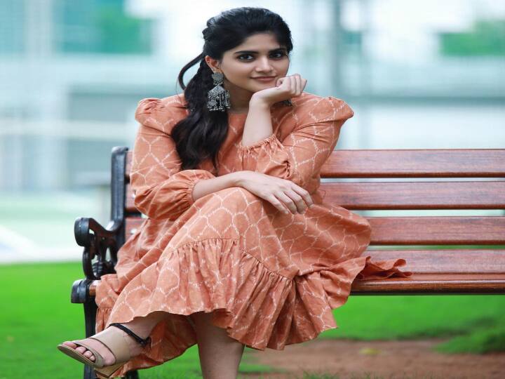 எந்தன் கழுத்து வரை இன்று காதல் வந்து இரு கண்விழி பிதுங்கி நின்றேன்