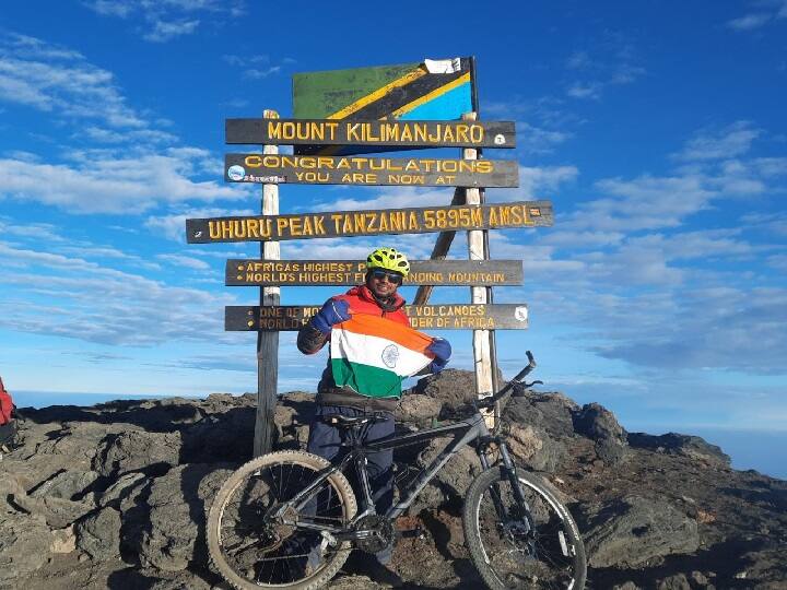 Gorakhpur Mountaineer uma singh hoisted tricolor on top ofMount Kilimanjaro in africa ann किसान के बेटे ने बढ़ाया भारत का मान, साइकिल से फतह की अफ्रीकी महाद्वीप की सबसे ऊंची चोटी