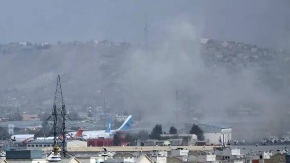 Afghanistan: মার্কিন আশঙ্কা সত্যি করে কাবুল বিমানবন্দরের সামনে ফের বিস্ফোরণ! | Bangla News