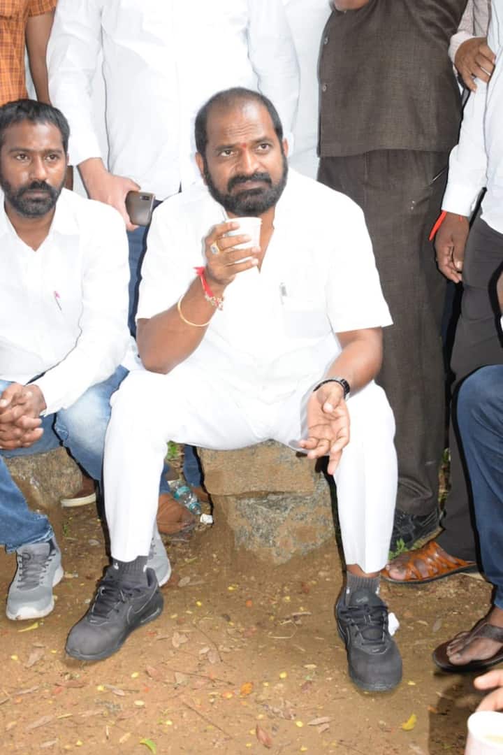 యూనివర్సిటీలో విద్యార్థులతో కలిసి టీ తాగుతూ సౌకర్యాల గురించి ఆరా తీశారు. దాదాపు గంటకు పైగా పిచ్చాపాటిగా విద్యార్థులతో మాట్లాడారు.