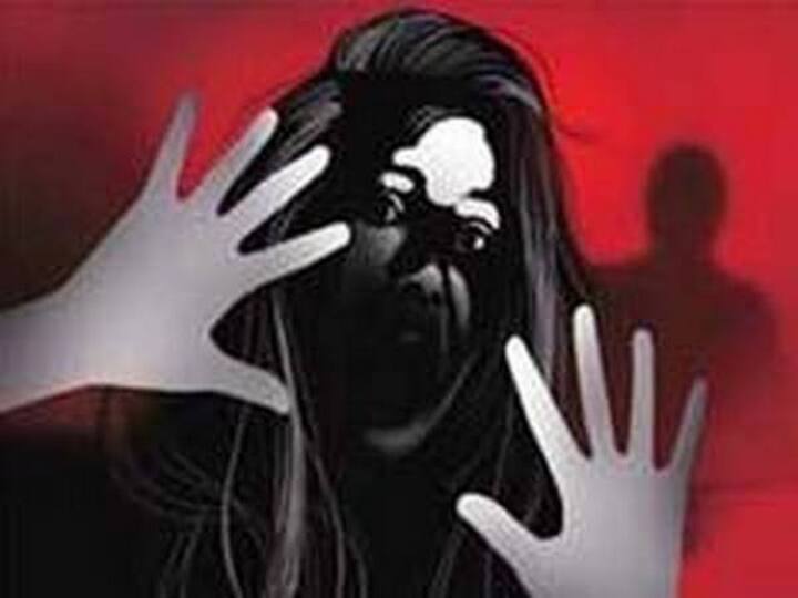 Police have summoned two hospitals in connection with the sale of an Erode girl's egg ஈரோடு சிறுமியின்  கருமுட்டை விற்பனை விவகாரம் ;  இரண்டு மருத்துவமனைகளுக்கு போலீசார் சம்மன்