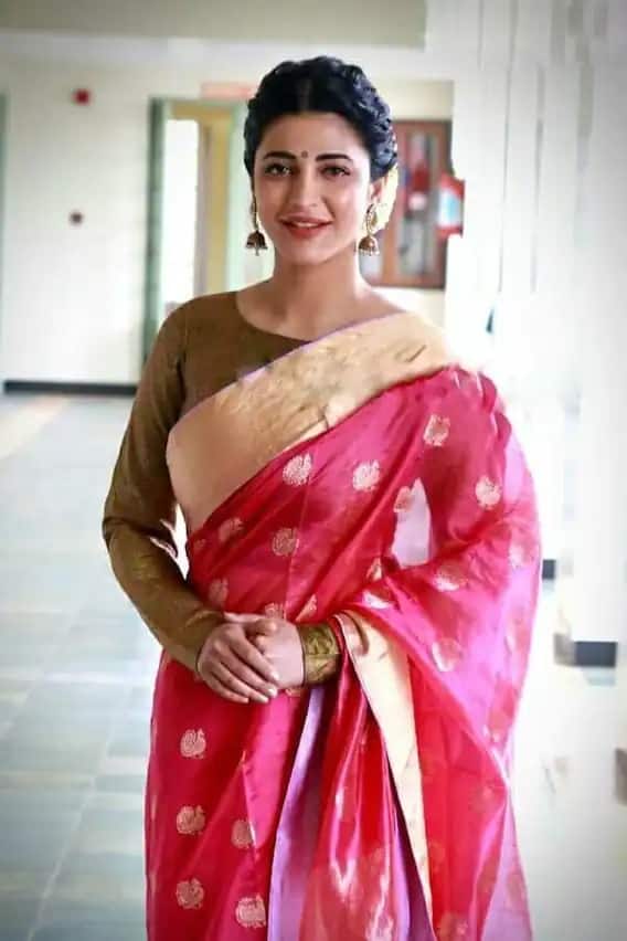 একটি ওয়েব সিরিজেও অভিনয় করছেন শ্রুতি।