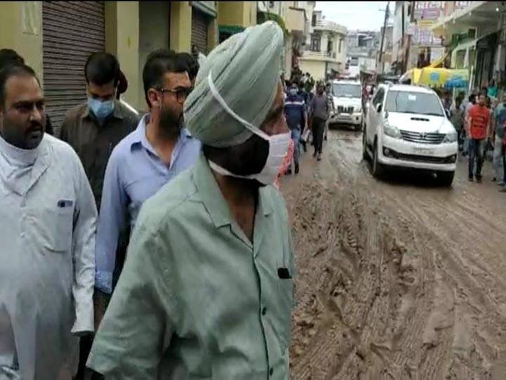 Public annoyed with minster and forced to walk on the road Rampur ann Rampur News: रामपुर में मंत्री को लोगों ने कार से उतारकर कीचड़ भरी सड़क पर चलाया, अधिकारियों पर भड़के मंत्री जी