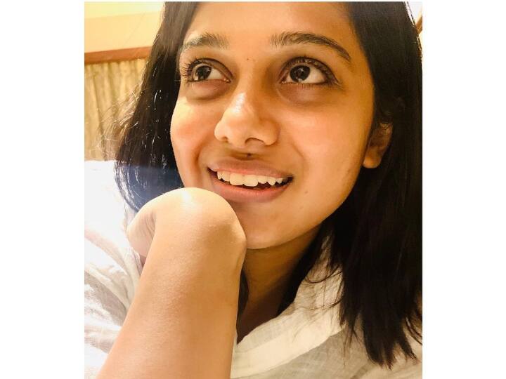 தோசக்கல்லு மேல் வெள்ள ஆம்லெட்டா ஒரு குட்டி நிலா நெஞ்சுக்குள்ளே குந்திக்கிட்டாளே