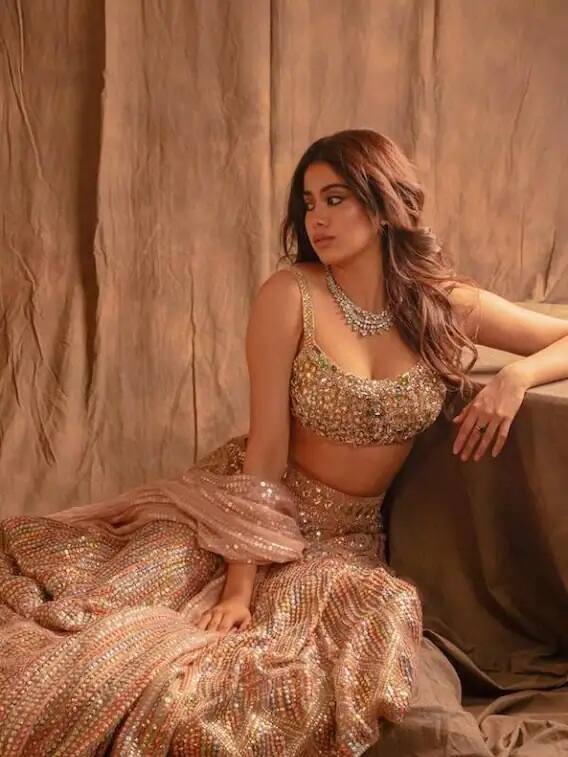 જ્હાન્વી કપૂર પોતાની અમેઝિંગ એક્ટિંગ સ્કિલ્સથી મોટા પડદા પર ધમાલ મચાવી રહી છે. તેને ધોરણ-12ની બોર્ડ પરીક્ષામાં 86 ટકા માર્ક્સ મેળવ્યા છે.
