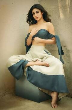 ਮੌਨੀ ਰੋਏ ਨੇ ਟੂ ਪੀਸ ਡਰੈੱਸ ਪਾ ਕੇ ਕਰਵਾਇਆ ਫੋਟੋਸ਼ੂਟ, ਡਰੈੱਸ ਦੇ ਹੋ ਰਹੇ ਖੂਬ ਚਰਚੇ