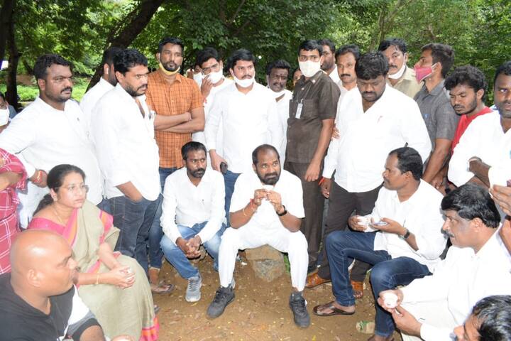 ఈ సందర్భంగానే క్రీడలకు మరింత ప్రోత్సాహం ఇవ్వాలని మంత్రి శ్రీనివాస్ గౌడ్ కేంద్ర మంత్రి కిషన్ రెడ్డిని కోరారు. ఆ సందర్భంలోనే కేంద్రంలో బీజేపీ, రాష్ట్రంలో టీఆర్ఎస్ 15, 20 ఏళ్లపాటు అధికారంలో ఉండటం ఖాయమని శ్రీనివాస్ గౌడ్ వ్యాఖ్యానించారు. ఈ రెండు ప్రభుత్వాలు కలిసి తెలంగాణను మరింతగా అభివృద్ధి చేస్తాయని శ్రీనివాస్ గౌడ్ అన్నారు.
