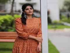 Actress Megha Akash pics | காத்திருந்தால் எதிா் பாா்த்திருந்தால் ஒரு நிமிஷமும் வருஷமடி - மேகா ஆகாஷ் ஆல்பம்