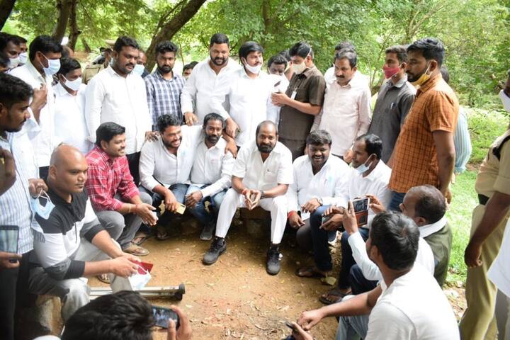 దాదాపు రూ.13 కోట్లతో ఓయూలో ఈ పనులు చేపట్టారు. యూనివర్సిటీలోని మైదానంలో జరిగిన ఈ కార్యక్రమంలో కేంద్ర మంత్రి కిషన్ రెడ్డి, వైస్ ఛాన్సలర్ రవీందర్తో పాటు క్రీడాశాఖ, యూనివర్సిటీ అధికారులు పాల్గొన్నారు.